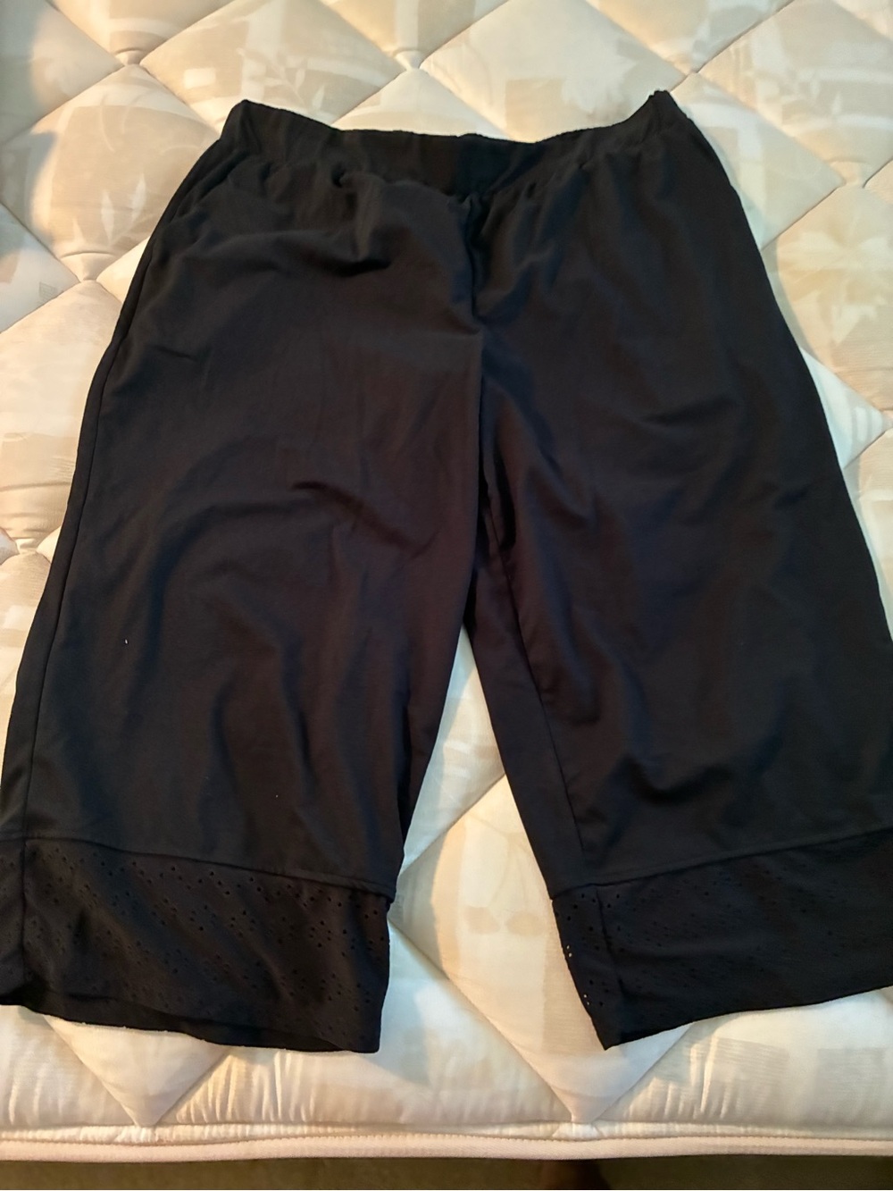 Cuddl Duds eyelet hem Capris Black Elastic waist